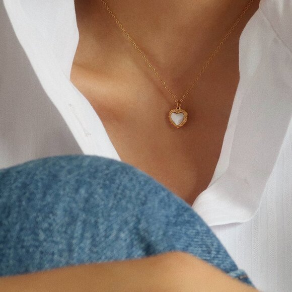 NEW 18K Gold Plated Shell Embossed Heart Love Necklace - Picture 11 of 12